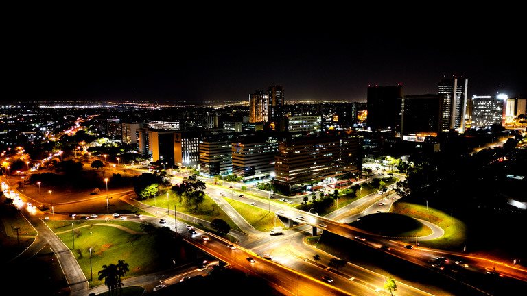 Brasília à noite com luzes urbanas