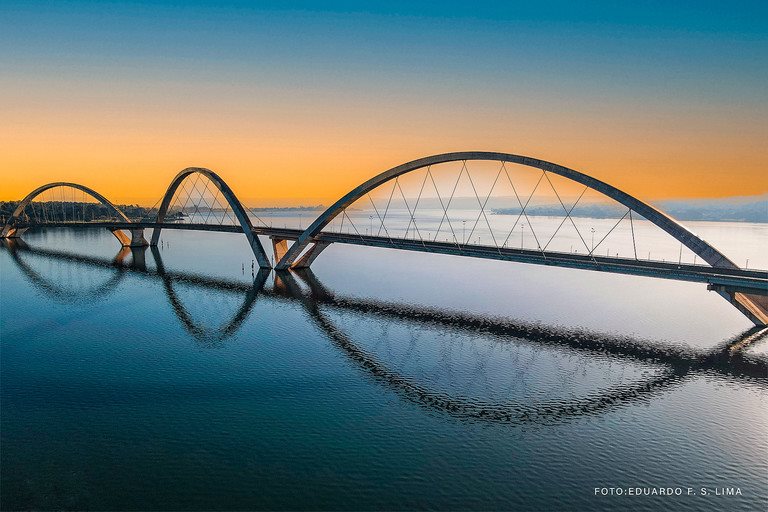 Ponte JK refletida no lago ao entardecer