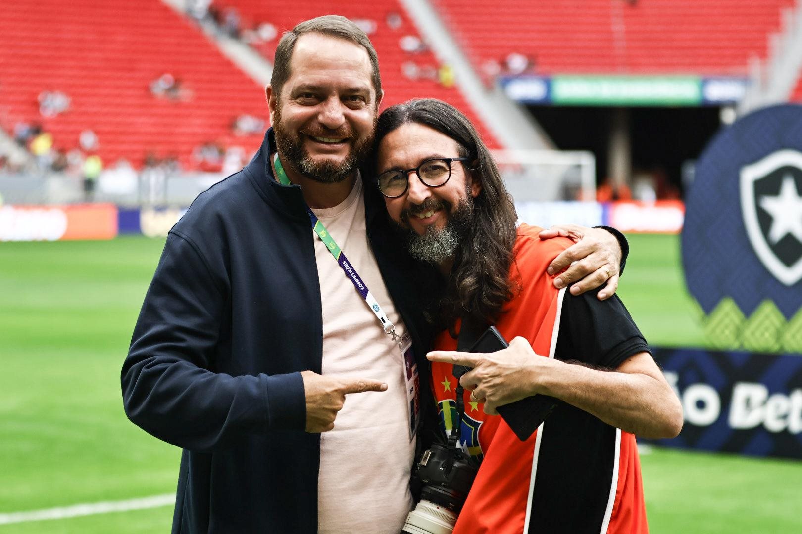 Abraço com atleta em campo