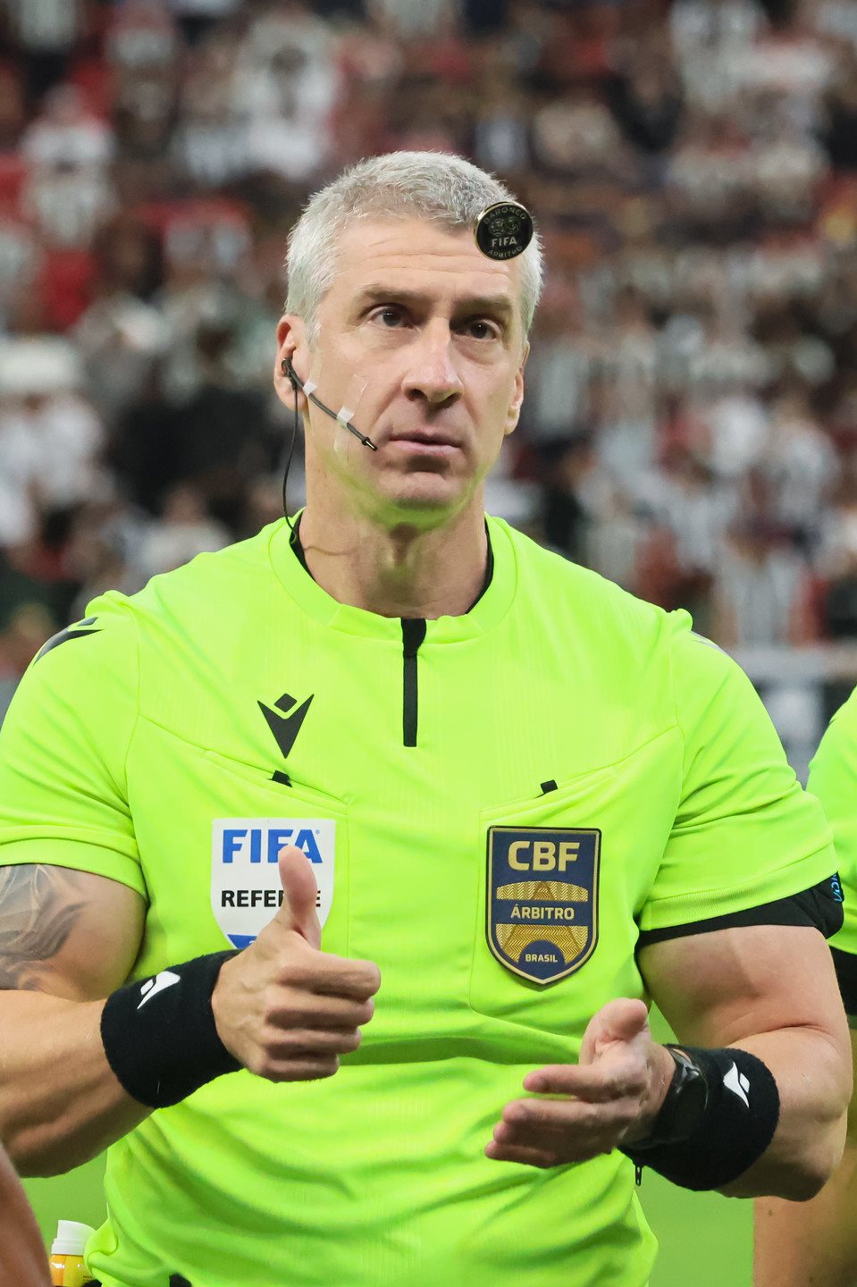 Arbitragem em campo de futebol