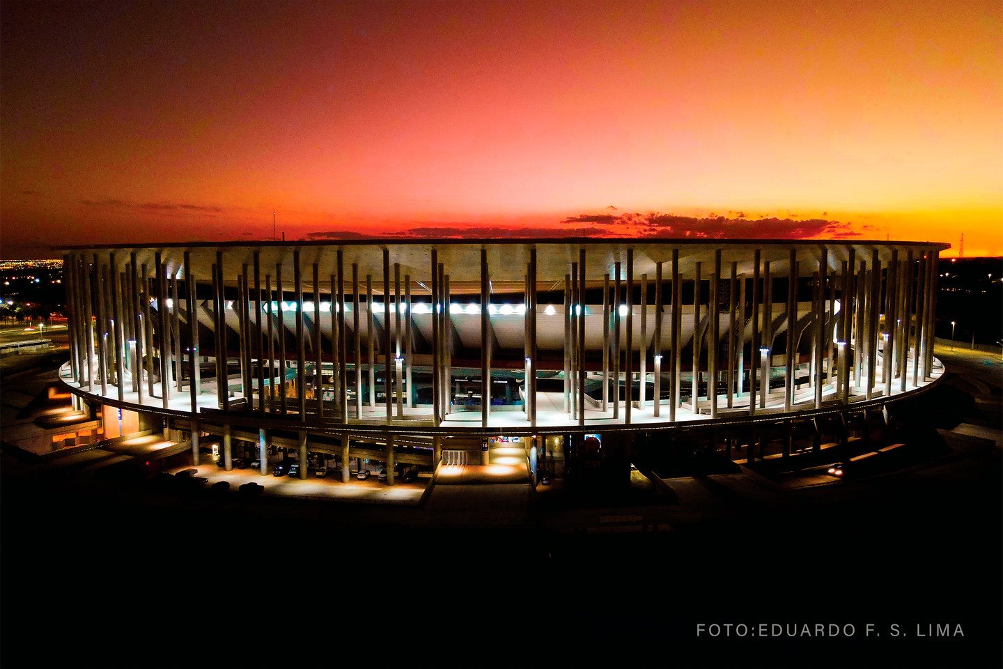 Estádio Mané Garrincha visto do alto ao entardecer, Brasília