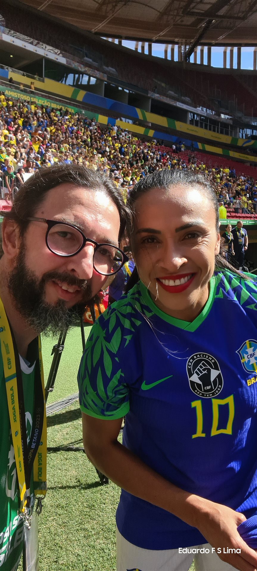 Eduardo F. S. Lima em cobertura da Seleção Brasileira em estádio lotado