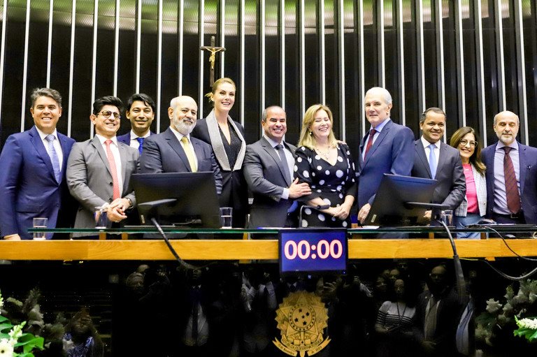 Grupo reunido no plenário