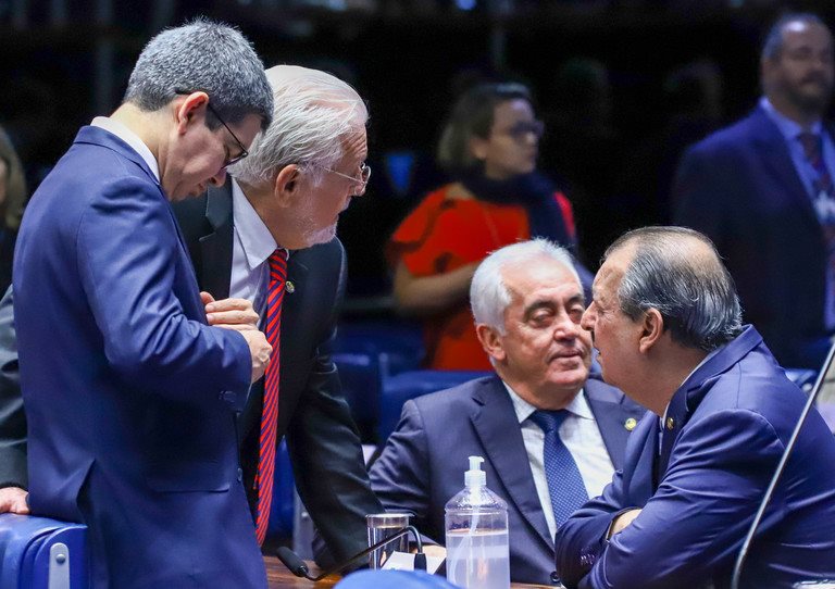 Senadores em conversa no plenário