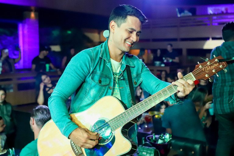Guitarrista em ação no palco